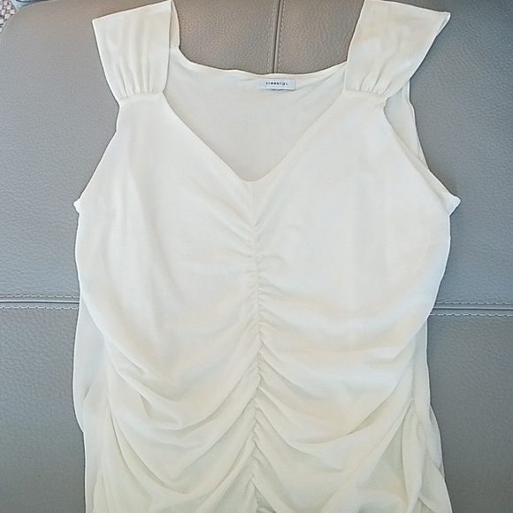 Simple yet classy white sleeveless blouse - Picture 1 of 4